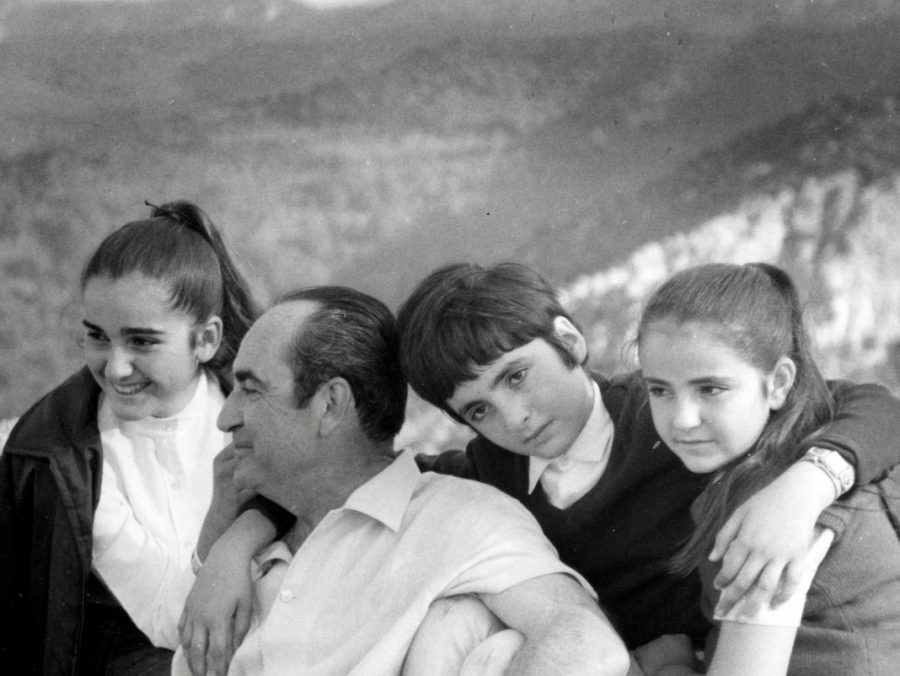 Σπάνιες φωτογραφίες της οικογένειας Μητσοτάκη – Πώς ήταν ο πρωθυπουργός στα νιάτα του (ΦΩΤΟ-VIDEO)