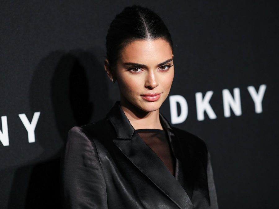 Η Kendall Jenner γίνεται viral τρολάροντας την αδερφή της για τα φουσκωμένα της χείλη! (VIDEO)