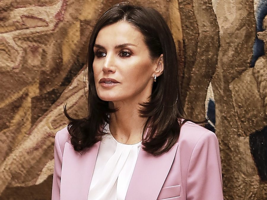 H Basilissa Letisia Forese To Wraiotero Roz Kostoymi Kai Einai