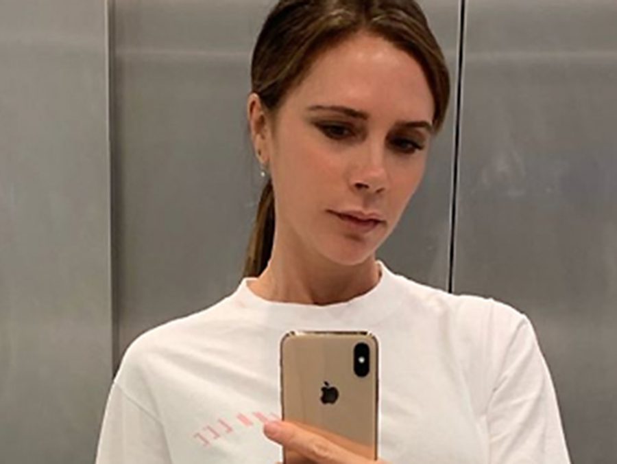 H Victoria Beckham μόλις έβαψε τα λευκά T-shirts της