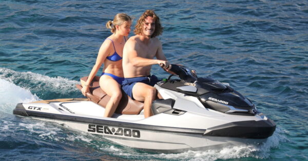 Stefanos Tsitsipas 8eodwra Petalas H Synh8eia Poy Den Alla3an Stis Diakopes Toys Sth Mykono Marie Claire O Ti Exei Shmasia Gia Tis Gynaikes