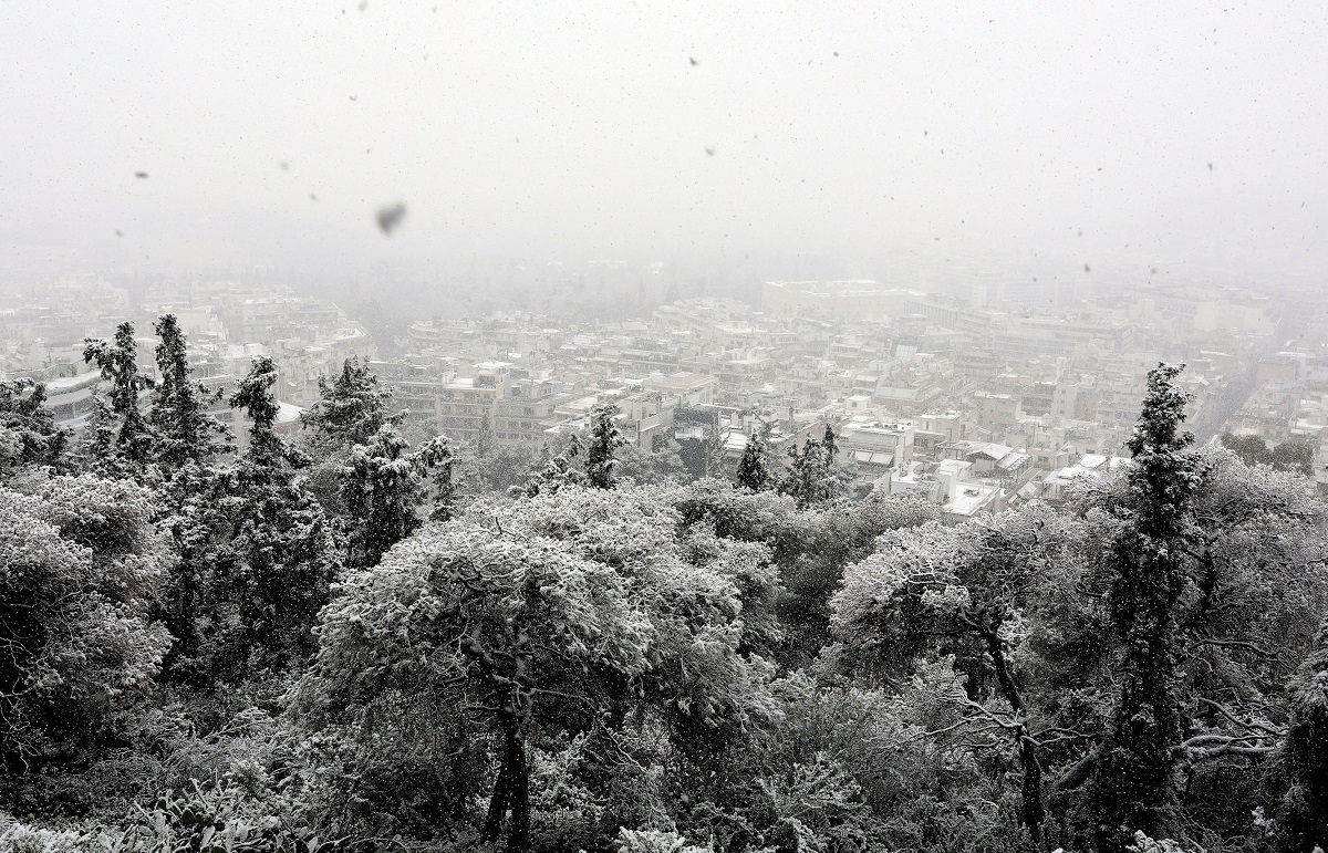 Frozen fountains, snowed in Evzones and blanketed Monastiraki: More AMAZING snaps of Elpis snowstorm 11