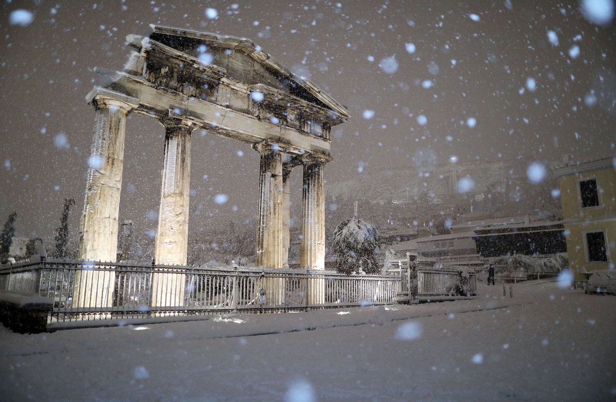 Frozen fountains, snowed in Evzones and blanketed Monastiraki: More AMAZING snaps of Elpis snowstorm 13