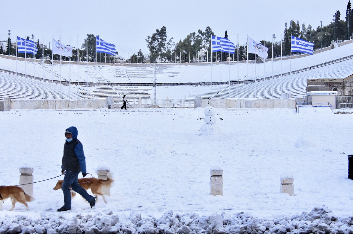 Frozen fountains, snowed in Evzones and blanketed Monastiraki: More AMAZING snaps of Elpis snowstorm 15