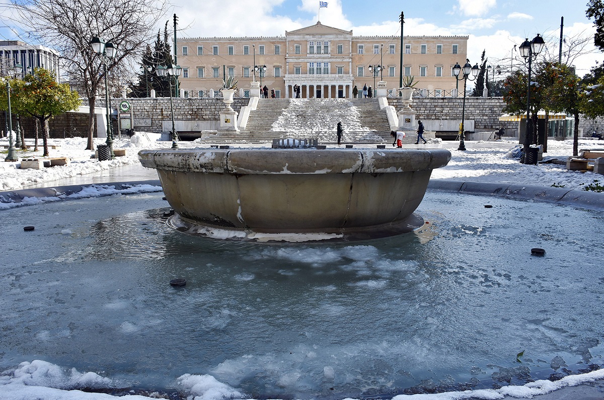 Frozen fountains, snowed in Evzones and blanketed Monastiraki: More AMAZING snaps of Elpis snowstorm 16