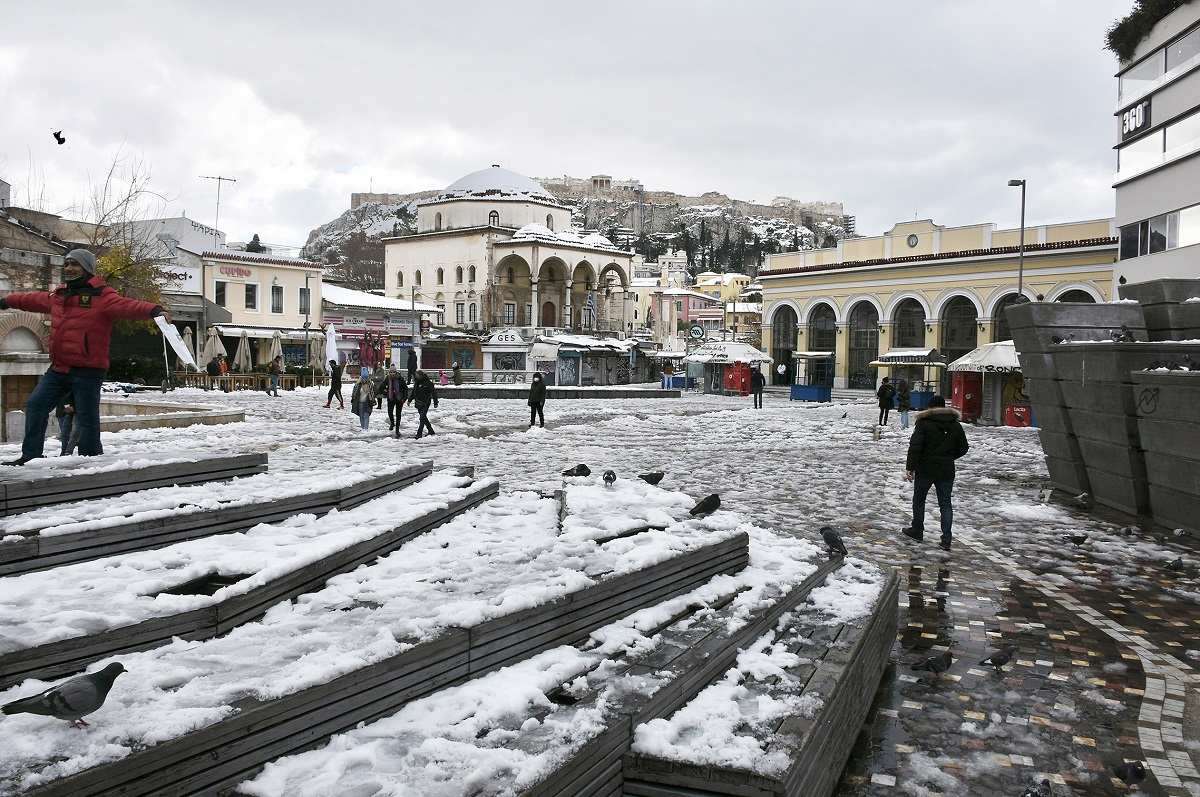 Frozen fountains, snowed in Evzones and blanketed Monastiraki: More AMAZING snaps of Elpis snowstorm 18