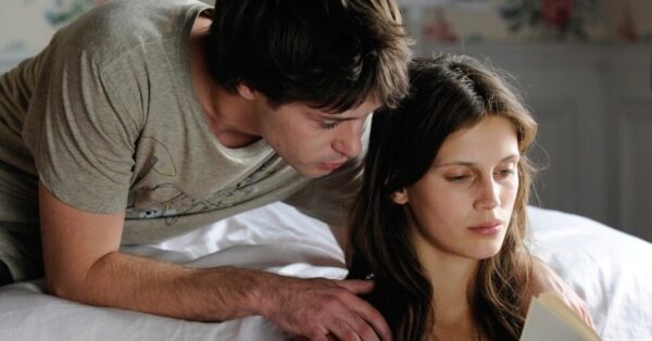 Love Bombing: Η τάση στο dating που θεωρείται άκρως τοξική