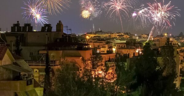 Ανάσταση στην Αττική: Οκτώ εκκλησίες και μοναστήρια για την πιο ατμοσφαιρική εμπειρία