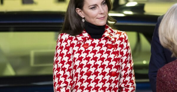 Το houndstooth παλτό της Kate Middleton είναι ένας διακριτικός φόρος τιμής στην πριγκίπισσα Diana – Marie Claire