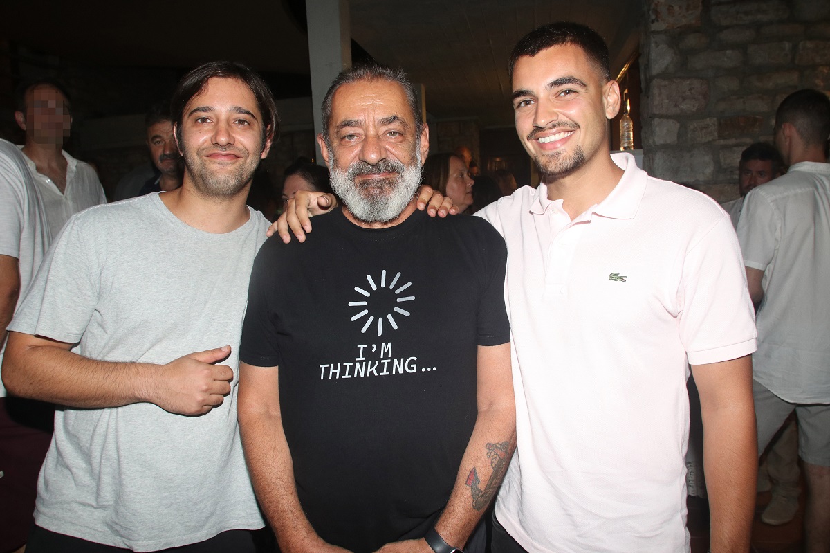 O Αντώνης Καφετζόπουλος σε σπάνια εμφάνιση με τους δύο γιους του, Σπύρο και Γιώργο - ΦΩΤΟ O Αντώνης Καφετζόπουλος σε σπάνια εμφάνιση με τους δύο γιους του, Σπύρο και Γιώργο - ΦΩΤΟ