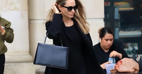 Η Angelina Jolie συνδυάζει μαύρο φόρεμα με nude γόβες Christian