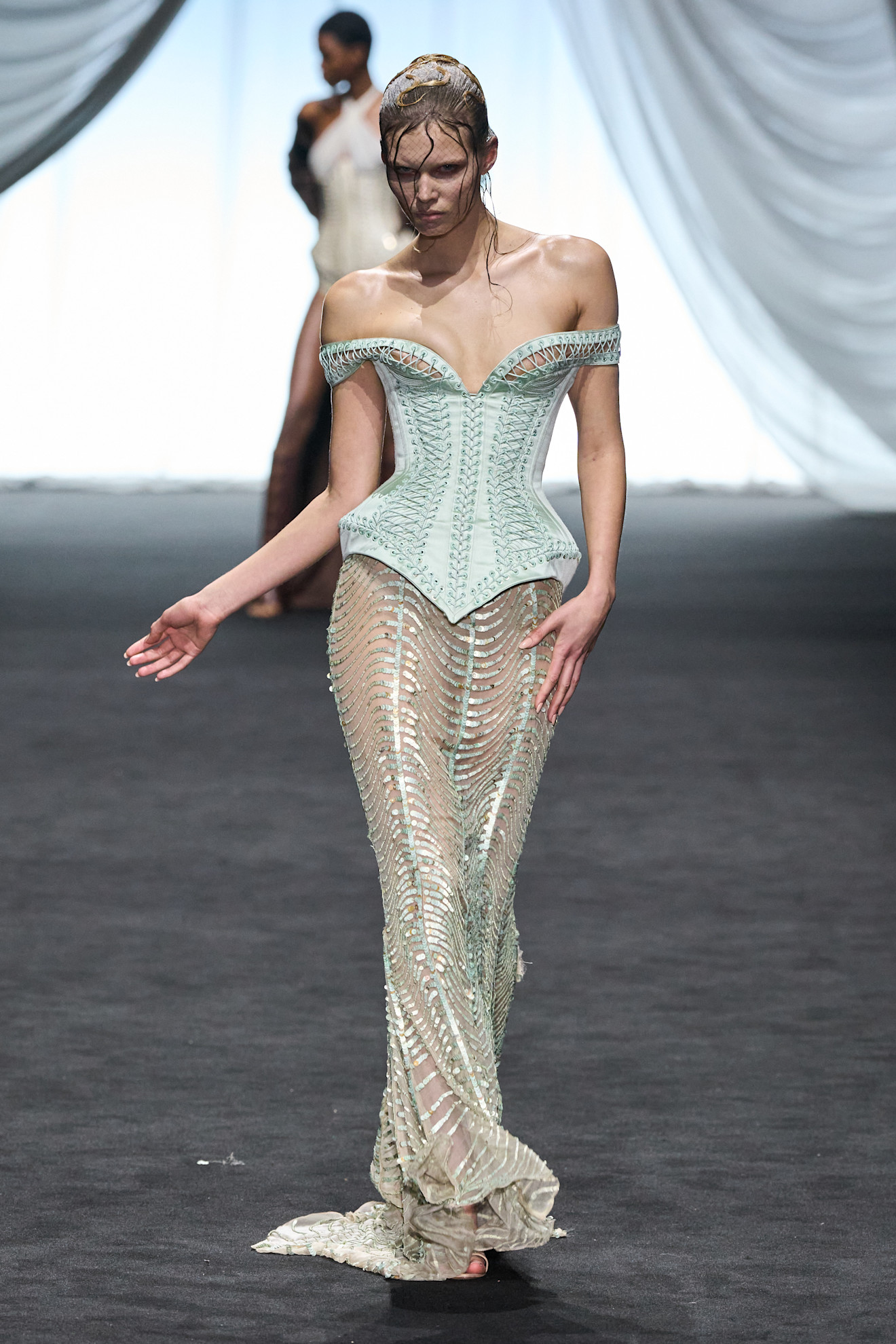 Η Kylie Jenner συνδύασε ένα εκπληκτικό Jean Paul Gaultier φόρεμα με μια γυάλινη τσαντα