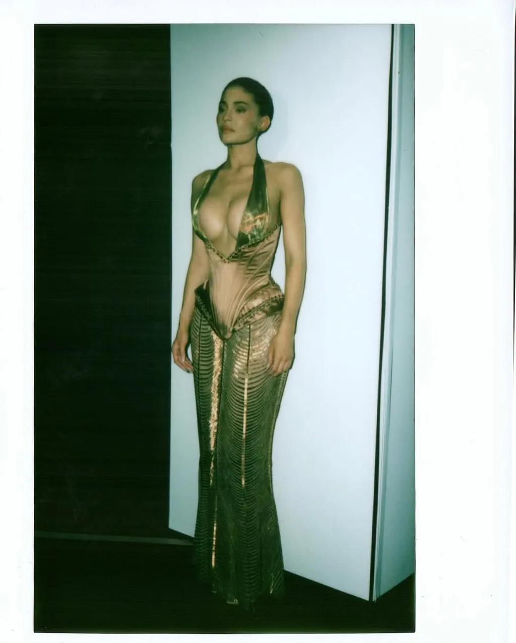 Η Kylie Jenner συνδύασε ένα εκπληκτικό Jean Paul Gaultier φόρεμα με μια γυάλινη τσαντα