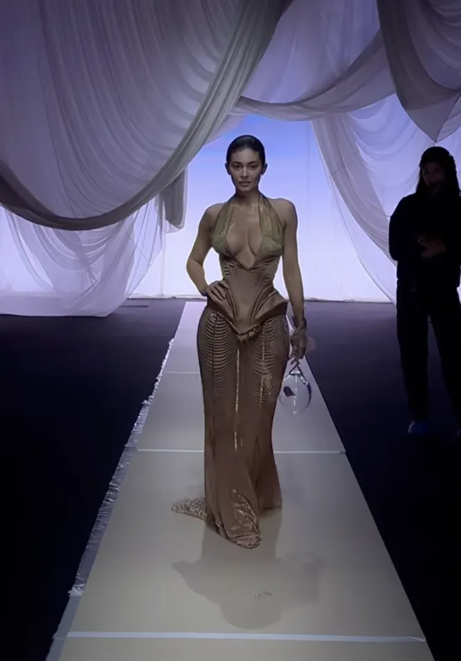 Η Kylie Jenner συνδύασε ένα εκπληκτικό Jean Paul Gaultier φόρεμα με μια γυάλινη τσαντα