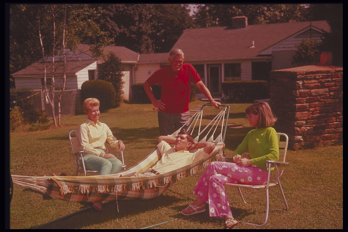 COUPLES RELAXING IN BACKYARD, 1960S