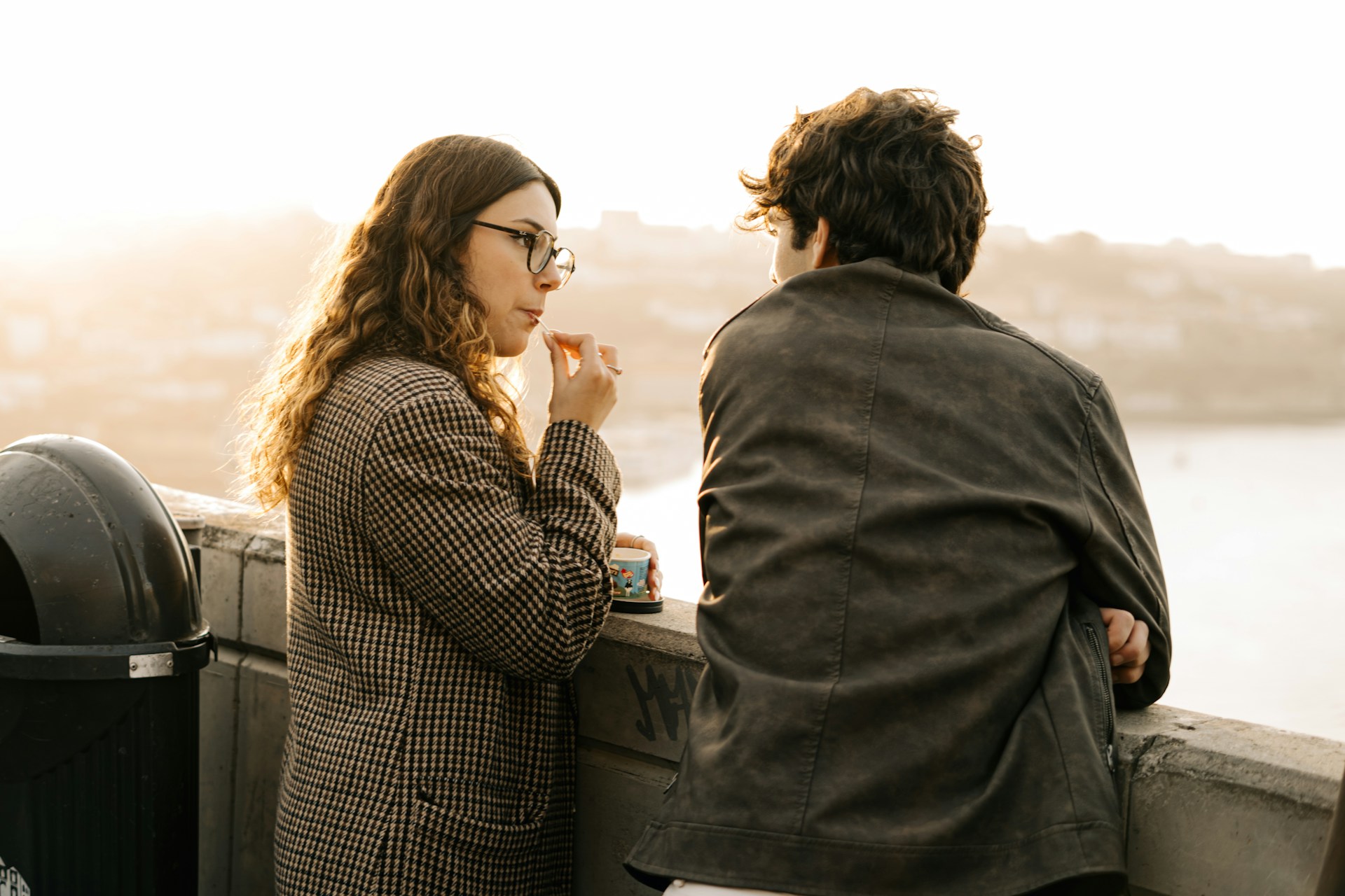 dialogue main marie claire