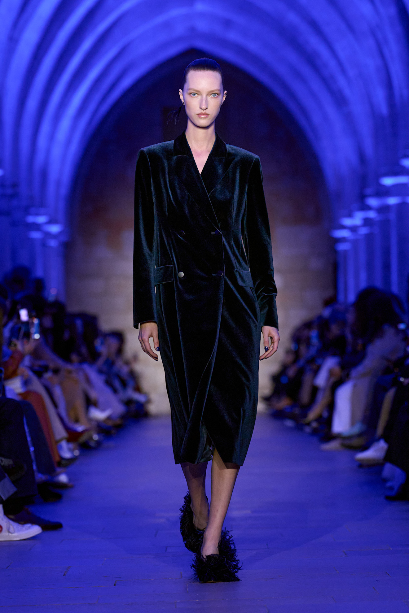 Βελούδο: Πέντε τρόποι να το φορέσετε στις γιορτινές εξόδους