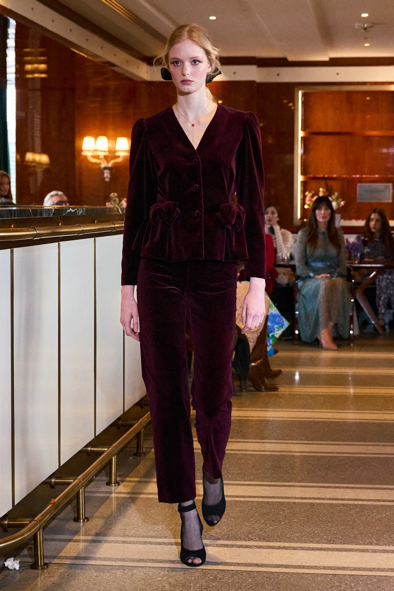 Βελούδο: Πέντε τρόποι να το φορέσετε στις γιορτινές εξόδους