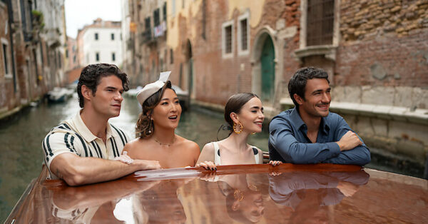 Emily in Greece: Πώς φανταζόμαστε ντυμένες τις αγαπημένες πρωταγωνίστριες της σειράς και άλλους εμβληματικούς χαρακτήρες με φόντο την Ελλάδα