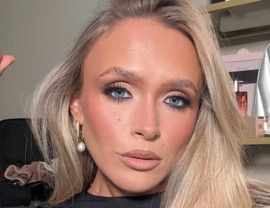 22Hit SAVE for your makeup inspo ✨Cool-toned browns, matte smokey eyes – the perfect combination!