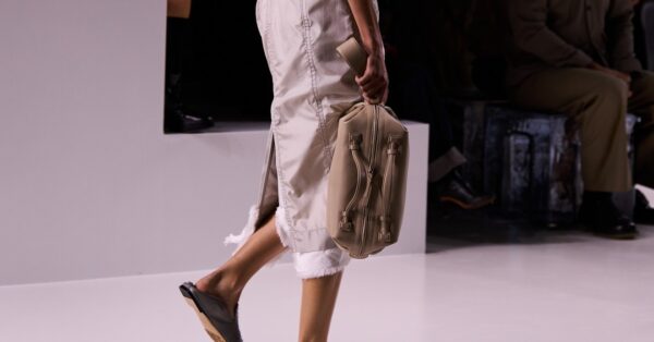 Loafer mules: Η τάση στα παπούτσια που θα βλέπουμε παντού αυτή την άνοιξη