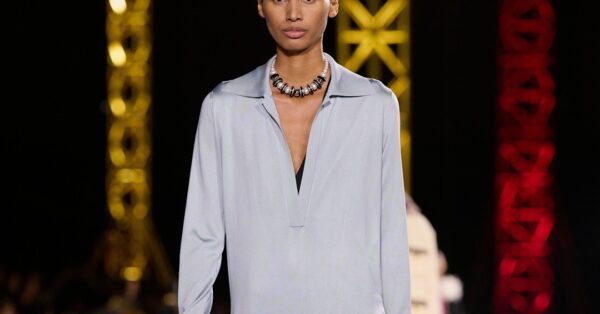 Η κομψή σιλουέτα φορέματος που θα κυριαρχήσει αυτή τη σεζόν