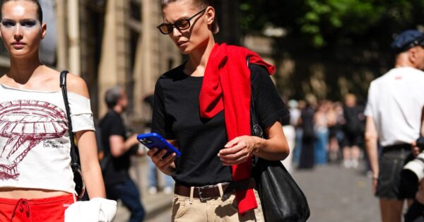 Khaki Pants: H μεγάλη τάση της άνοιξης που θα αντικαταστήσει τα τζιν