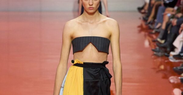 Μια αποκλειστική ματιά στη δεξιοτεχνία πίσω από τις δύο πιο περίπλοκες φούστες της ανοιξιάτικης συλλογής Prada