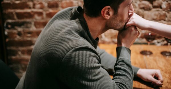 Ισπανία: To χειροφίλημα χωρίς συναίνεση θεωρείται, πλέον, παρενόχληση