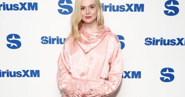 Η Elle Fanning ντύθηκε στα ροζ με μια χαλαρή, μεταξένια εμφάνιση κατευθείαν από την πασαρέλα της Alberta Ferretti