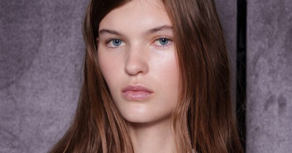 Λεπτά μαλλιά: Τα μυστικά που θα σας βοηθήσουν να τα περιποιηθείτε σωστά