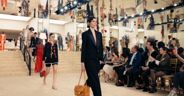 Biarritz: Η Chanel επιστρέφει στη γενέτειρα του resortwear για τη συλλογή Cruise 2027