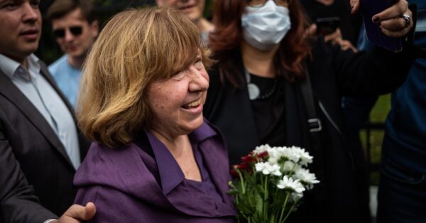Svetlana Alexievich: Όταν η Νομπελίστρια συγγραφέας του «Τσερνόμπιλ» επέστρεψε στον τόπο του πυρηνικού ατυχήματος