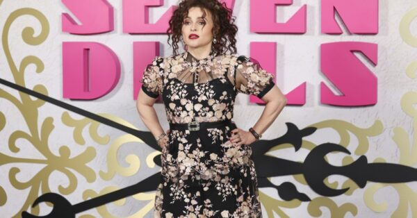Helena Bonham Carter: «Είμαι το κλισέ που λέει ότι νιώθω πολύ πιο ευτυχισμένη σήμερα από ό,τι ένιωθα νεότερη»