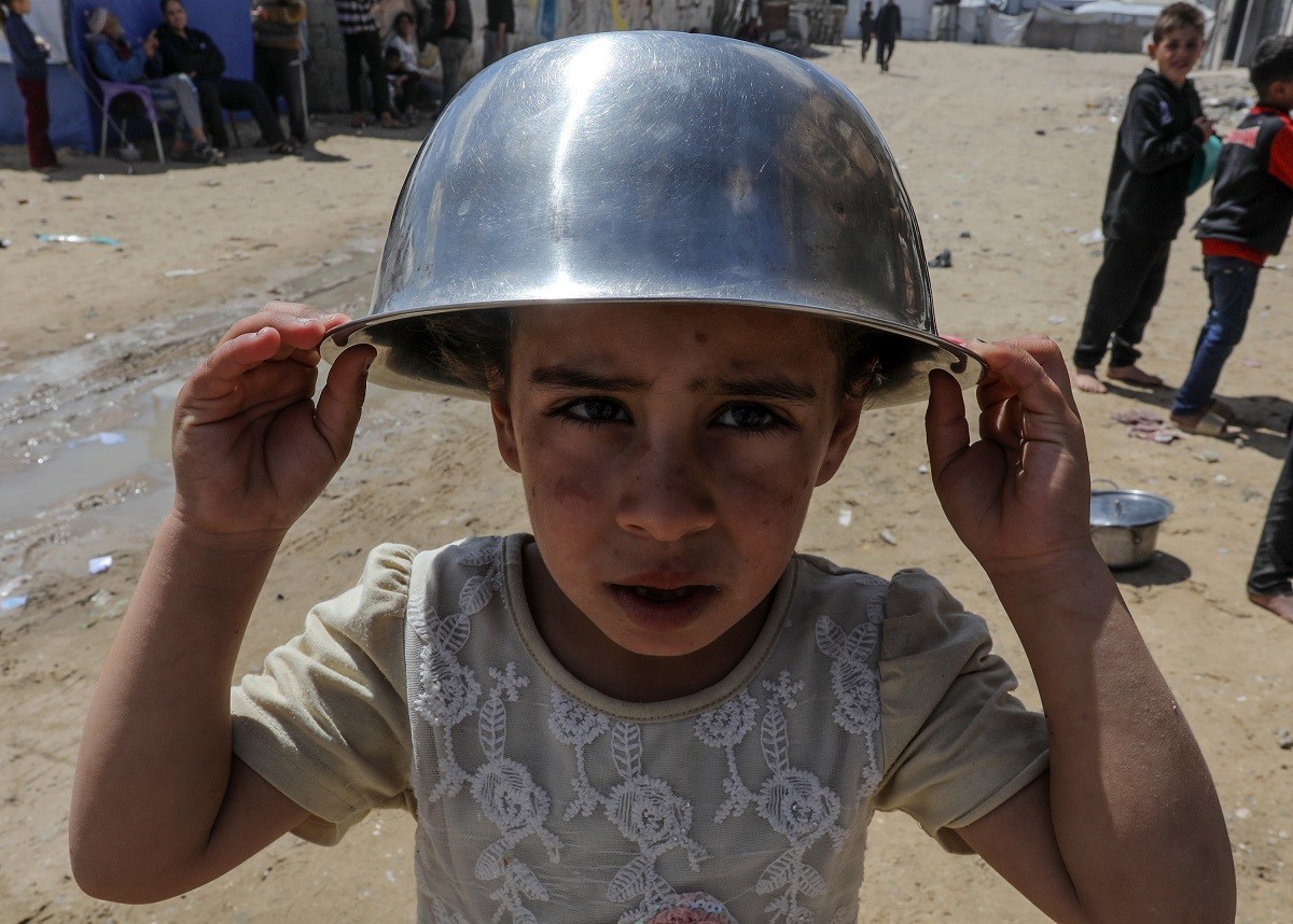 Hot meals distributed to displaced Palestinians in Khan Yunisâââââââ