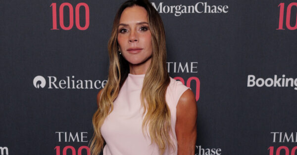 Η Victoria Beckham για τον Connor Storrie: «Στο κόκκινο χαλί, πριν καν δω τις γυναίκες, θέλω να δω τι φοράει εκείνος»