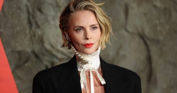 Charlize Theron: Η νέα εμφάνισή της θολώνει τα όρια ανάμεσα στο menswear και το womenswear