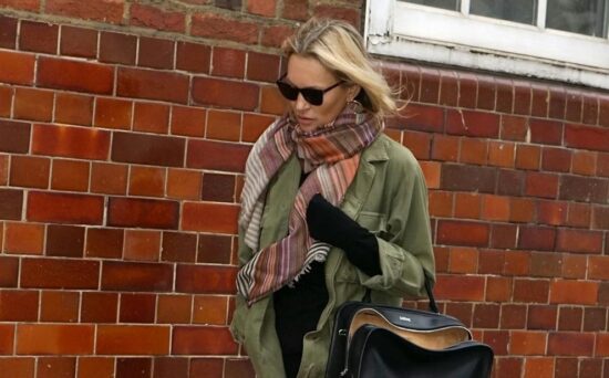 LOEWE_KATE-MOSS-WEARING-THE-AMAZONA-180-BAG_1-scaled_11zon