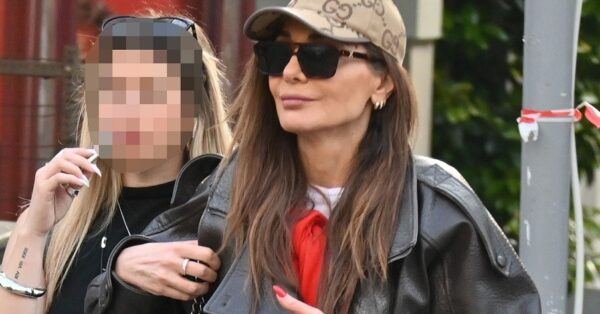 Δέσποινα Βανδή: Το δερμάτινο jacket που επέλεξε για τη βόλτα της στην Αθήνα