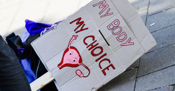 Ελεύθερη με εγγύηση 1 δολάριο: Μια ηχηρή απάντηση της Δικαιοσύνης στην ποινικοποίηση της άμβλωσης