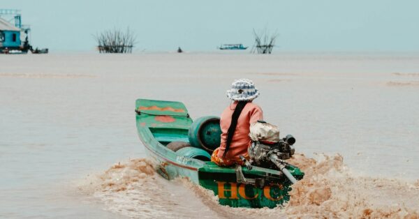 Όταν οι γυναίκες παίρνουν τα ηνία: Η ιστορία της Chan που αγωνίζεται για να σώσει τις λίμνες της Καμπότζης