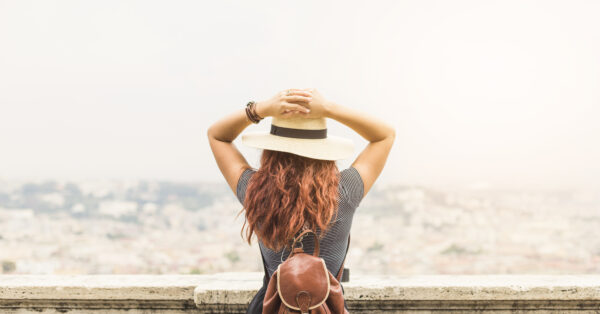Solo travel: Πώς να νιώσετε πιο άνετα και σίγουρες όταν ταξιδεύετε μόνες