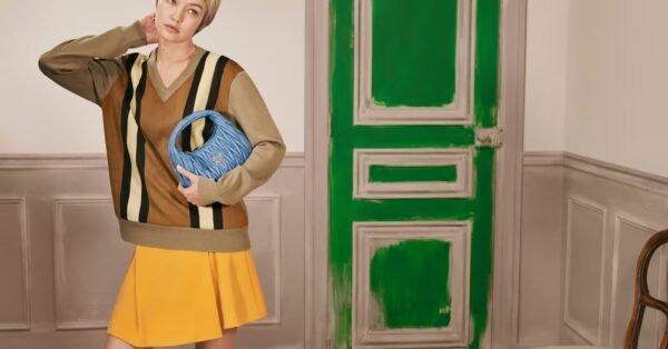 Η Gigi Hadid επιστρέφει στη Miu Miu με μια καμπάνια αφιερωμένη στις νέες it-bags του οίκου
