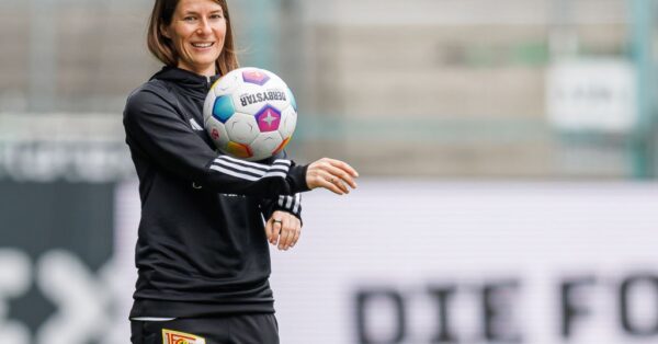 Marie-Louise Eta: Η πρώτη προπονήτρια αντρικής ποδοσφαιρικής ομάδας στη Γερμανία και τα σεξιστικά σχόλια που δέχτηκε