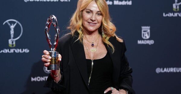 Nadia Comăneci: Η Simone Biles της απένειμε βραβείο για τα επιτεύγματα ζωής