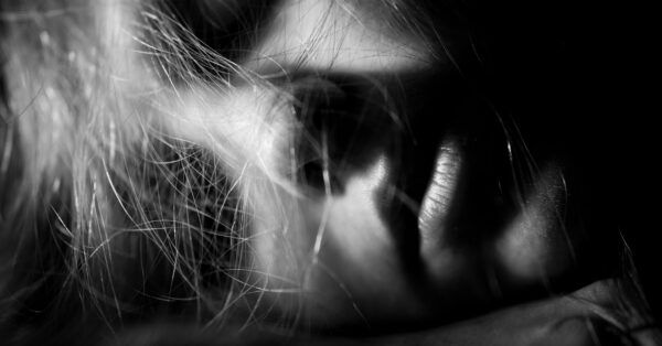 «Διαδικτυακές Ακαδημίες Βιασμού»: Το σκοτεινό «κίνημα κακοποίησης» που θυμίζει την υπόθεση της Gisèle Pelicot