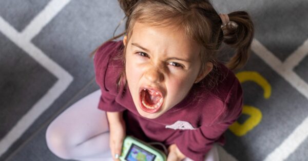 Το viral «κόλπο» των γονιών για τα tantrums: H λέξη που σταματά το κλάμα σε δευτερόλεπτα