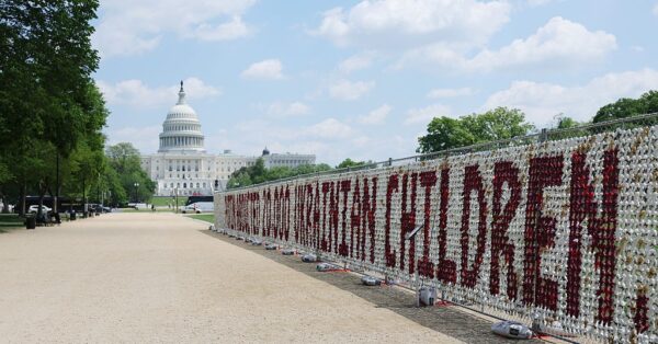 Ουάσινγκτον: Ένας φράχτης από λούτρινα αρκουδάκια για τα χαμένα παιδιά της Ουκρανίας