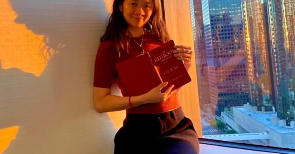 Chloe Zhao: Η σκηνοθέτρια του «Hamnet» εκπαιδεύτηκε για να γίνει «σύμβουλος θανάτου»