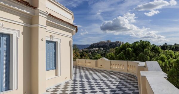 Το πανέμορφο νεοκλασικό της Ερμού που έγινε το νέο Σπίτι του Βιβλίου